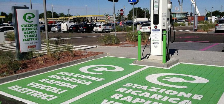 Obbligo di installazione colonnine di ricarica in Autostrada